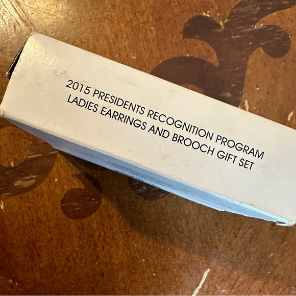 Avon Ladies Earrings & Brooch Gift Set - Picture 9 of 9